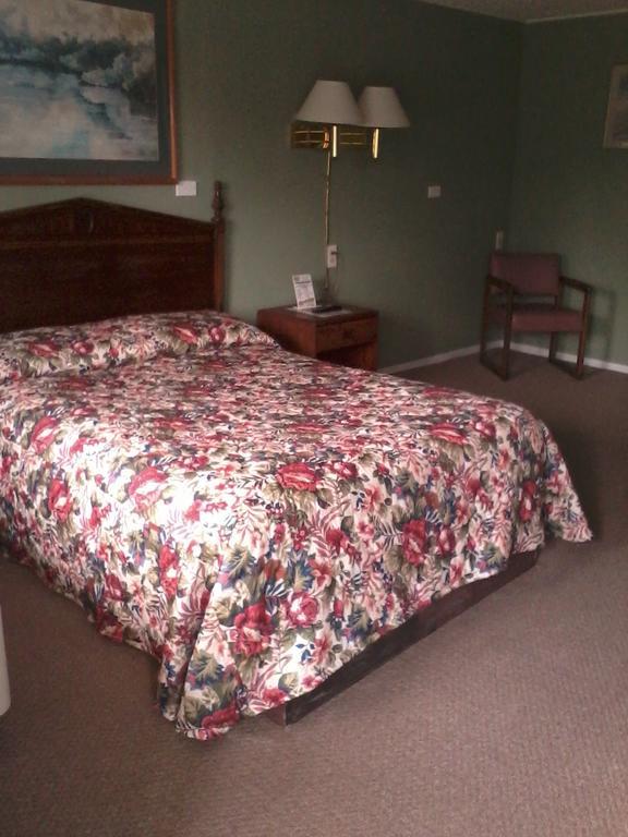 Westwoods Inn & SuitesWoodhaven エクステリア 写真