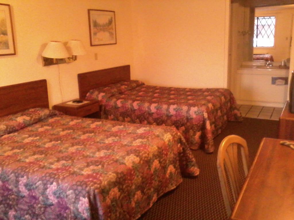 Westwoods Inn & SuitesWoodhaven エクステリア 写真