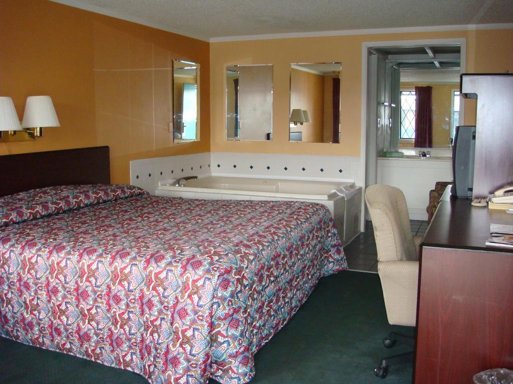 Westwoods Inn & SuitesWoodhaven エクステリア 写真
