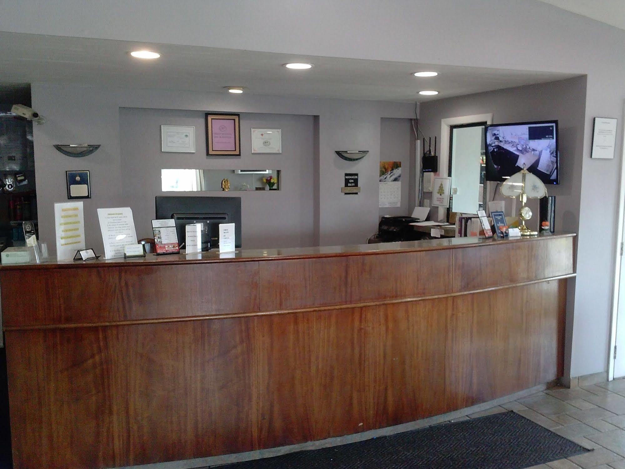 Westwoods Inn & SuitesWoodhaven エクステリア 写真