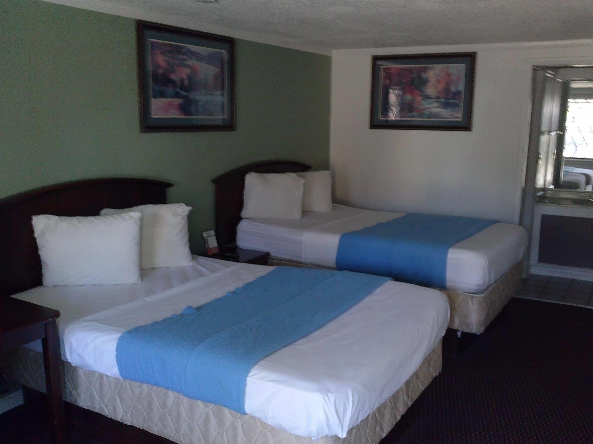 Westwoods Inn & SuitesWoodhaven エクステリア 写真